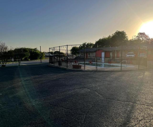 Glen Rose Inn & Suites מראה חיצוני תמונה